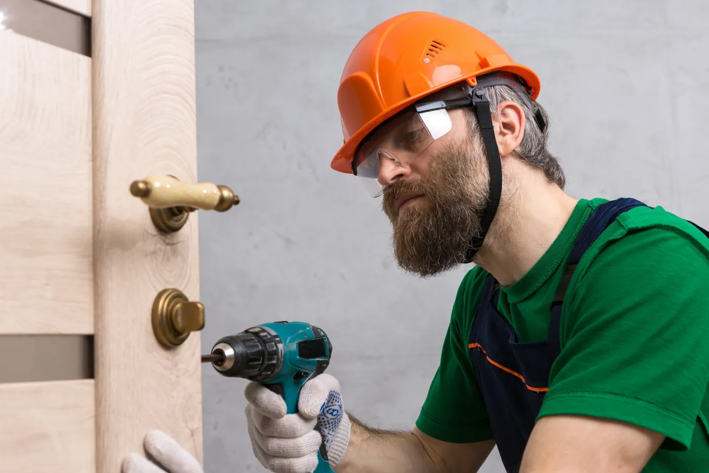 Artisan serrurier de l'équipe intervenant sur une serrure de porte d'entrée dans le Val-de-Marne (94)